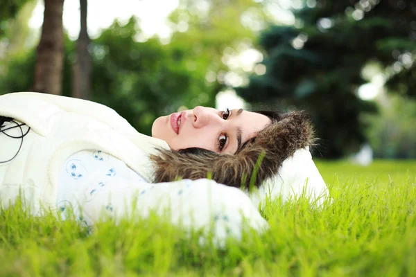 Menina bonita deitado de grama — Fotografia de Stock