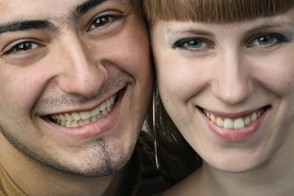 Молодая пара чувствует себя счастливой — стоковое фото