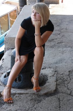 Genç bayan oturuyor ve bekliyor.