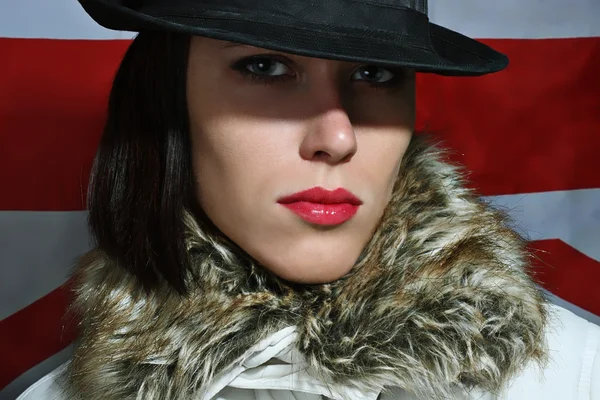 Γυναίκα ομορφιά σε καπέλο με κόκκινα χείλη — Φωτογραφία Αρχείου