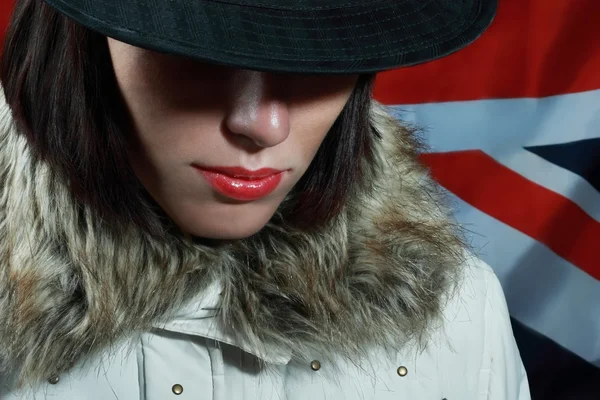 Skönhet kvinna i hatt med röda läppar — Stockfoto
