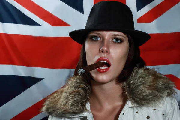 帽子喫煙の美しい女性 — ストック写真