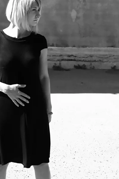 Unga, sexiga dam i svart klänning — Stockfoto