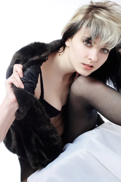 Mulher vestindo lingerie preta e casaco — Fotografia de Stock