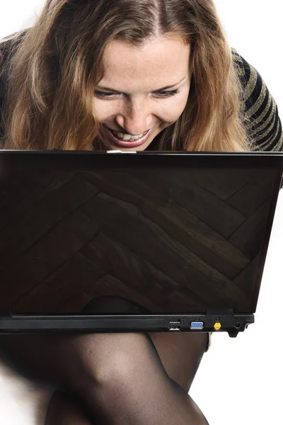 笑う女性とコンピューター ストック画像