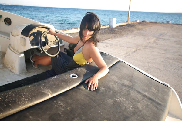 Молодая женщина за рулем лодки — стоковое фото