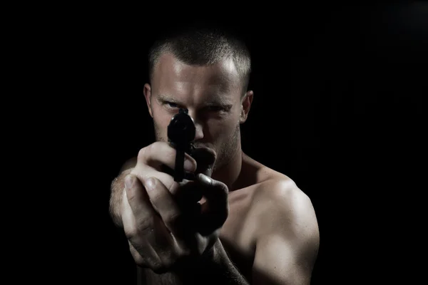 Grave maschio con una pistola in mano — Foto Stock