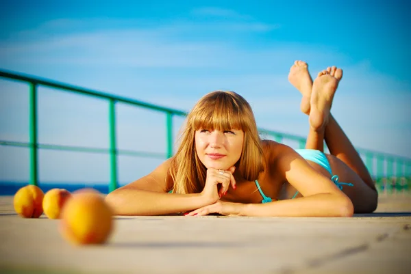 Porträt eines schönen Mädchens mit Trauben am Strand — Stockfoto