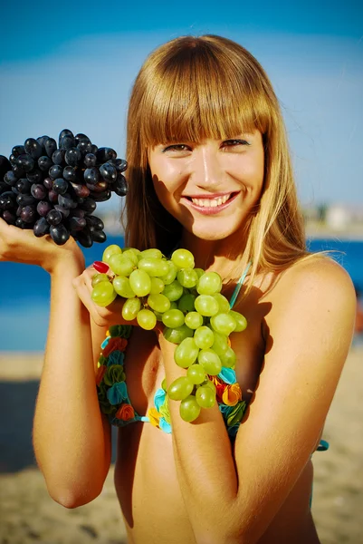 Retrato de una hermosa chica con uvas — Foto de Stock