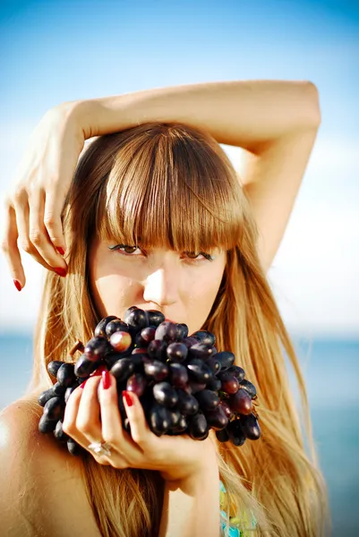 Chica con uvas — Foto de Stock