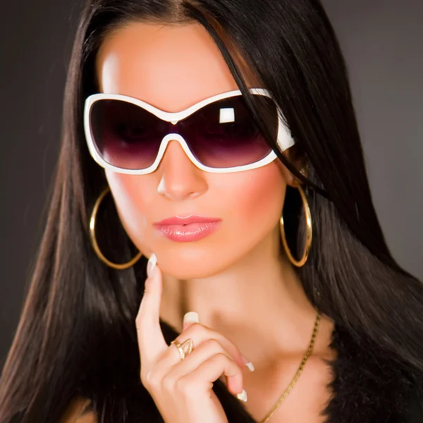Menina com óculos elegantes — Fotografia de Stock