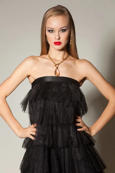Menina elegante em vestido preto — Fotografia de Stock