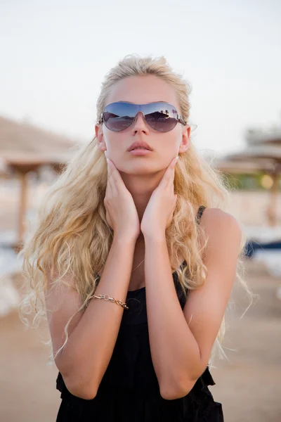 Сексуальная девушка в очках на пляже — стоковое фото