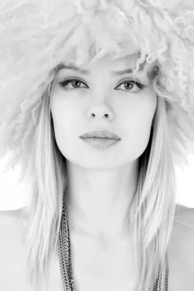 Retrato de uma menina de chapéu peludo — Fotografia de Stock