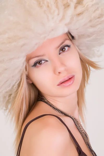 Retrato de bela menina caucasiana em — Fotografia de Stock