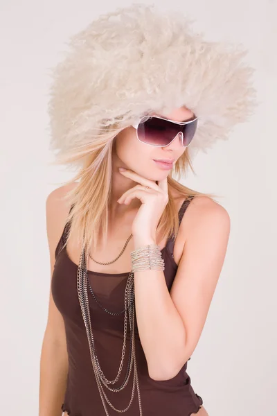 Dziewczyna w furry kapelusz i okulary — Zdjęcie stockowe
