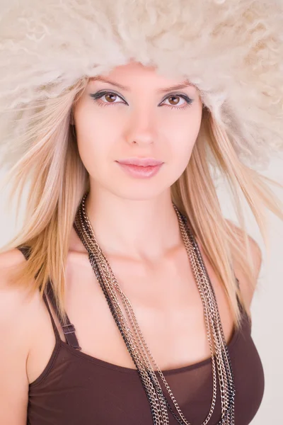 Porträt einer attraktiven kaukasischen Frau — Stockfoto