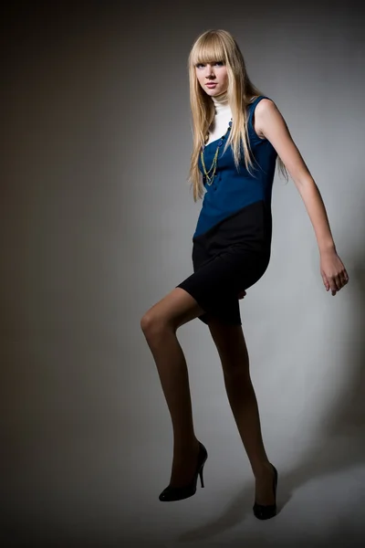 Poserar ung blond flicka — Stockfoto
