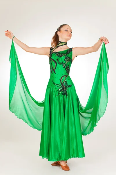 Profesjonalny tancerz w zielonej sukni — Zdjęcie stockowe