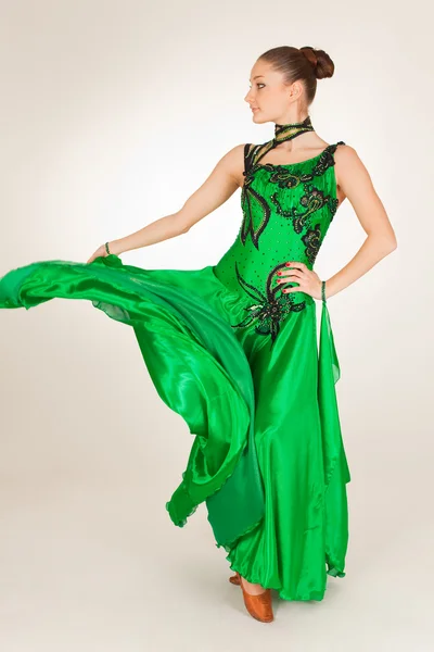 Pózování tanečnice v dlouhé zelené šaty — Stock fotografie