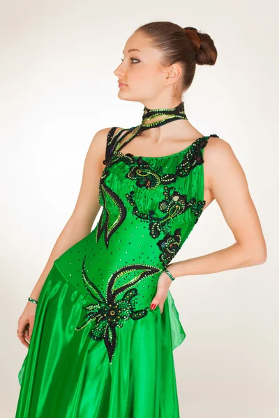 Profesionální tanečnice v zelených šatech — Stock fotografie