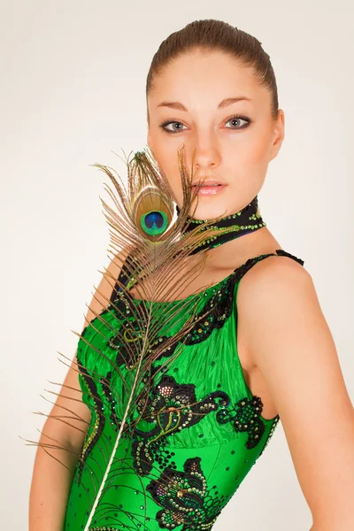 Ritratto di bella ragazza in draghe verdi — Foto Stock