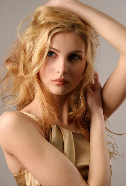 Pěkná mladá blondýnka — Stock fotografie