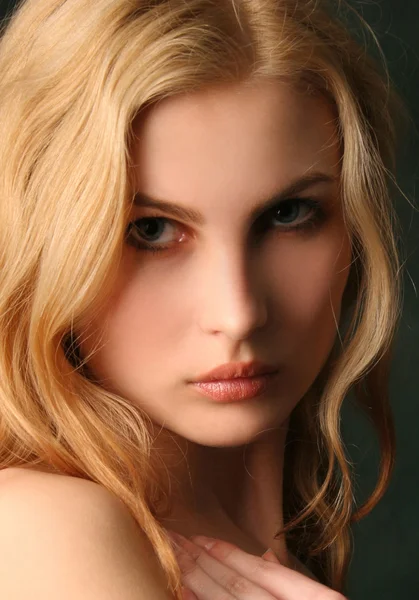Porträtt av en attraktiv ung blond gi — Stockfoto