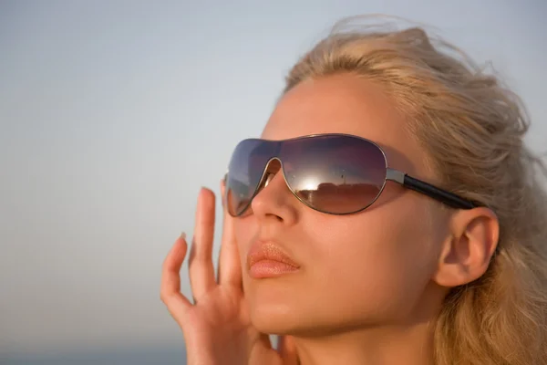Chica con gafas con estilo aislado en un —  Fotos de Stock