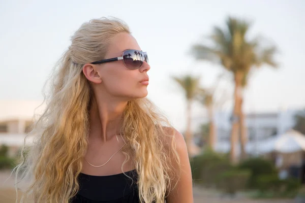 Summer shot of a girl with sun glasses — Stock Photo, Image