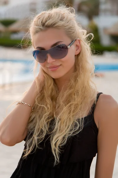 Sexy ragazza sorridente su uno sfondo piscina — Foto Stock