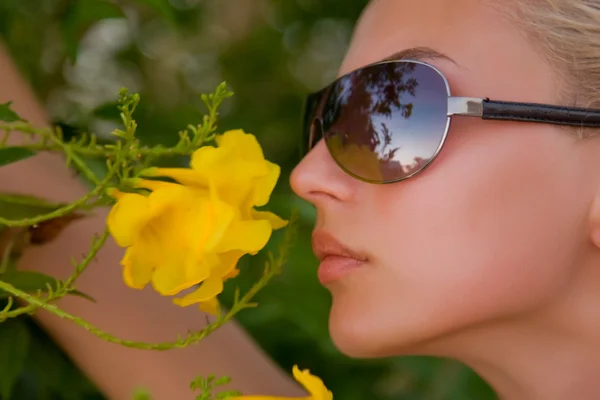 Nahaufnahme Blumen und Mädchen — Stockfoto
