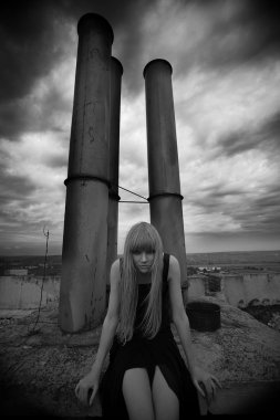 Endüstriyel zemin üzerine ciddi kız