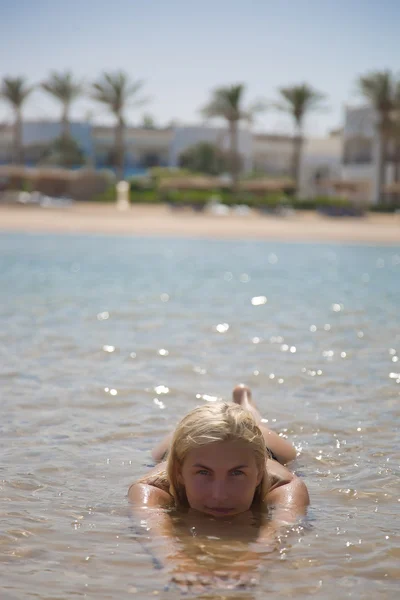 Meisje in het water te leggen — Stockfoto