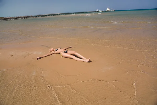 Kız sahilde döşeme — Stok fotoğraf