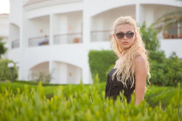 Kavkazské dívka na pozadí resort — Stock fotografie
