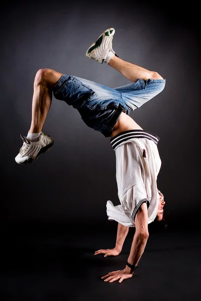Tančící mladý muž — Stock fotografie