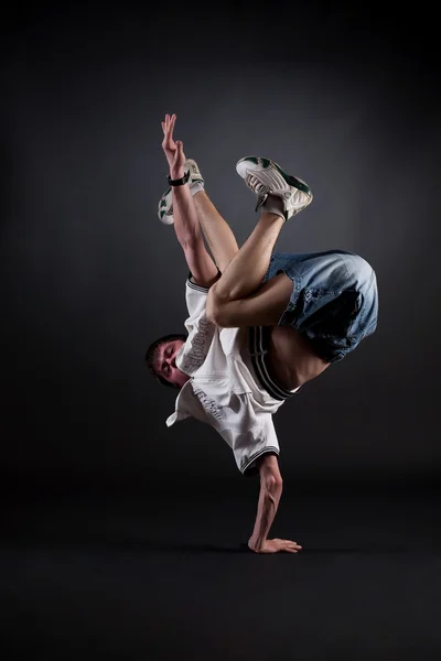 젊은 남자 댄스 — 스톡 사진