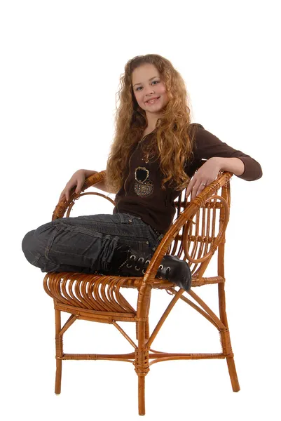Девушка и плетеное кресло — стоковое фото