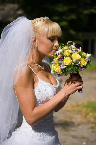 Щаслива наречена з світлим волоссям у білій весільній сукні — стокове фото