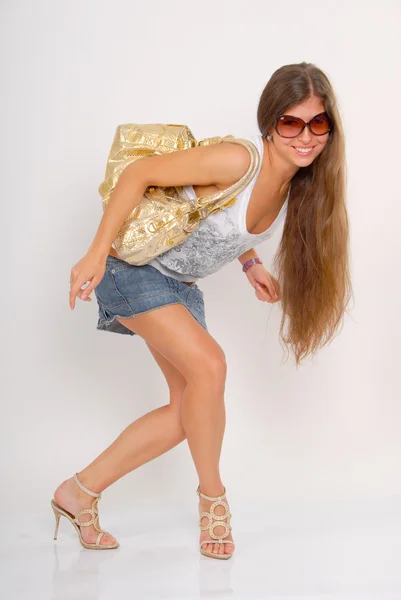 Flicka med guld väska — Stockfoto