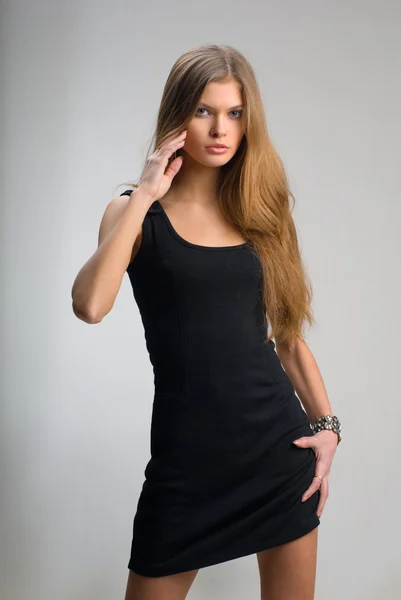 Стройная девушка в черном платье — стоковое фото