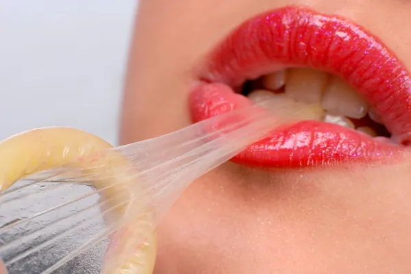 Lèvres et préservatif Photos De Stock Libres De Droits