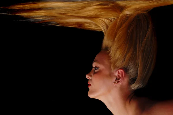 Menina loira com o cabelo caindo — Fotografia de Stock