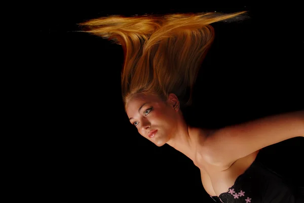 Blond tjej med håret faller ner — Stockfoto