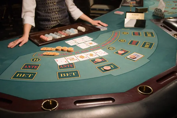 Close-up van een pokertafel bij casino — Stockfoto