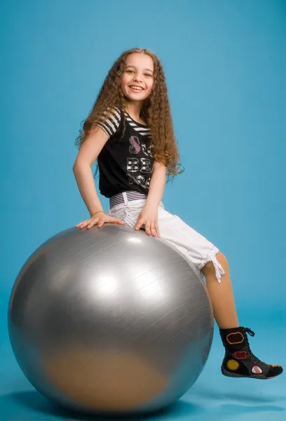 Słodka dziewczyna na dużą piłkę szary — Zdjęcie stockowe