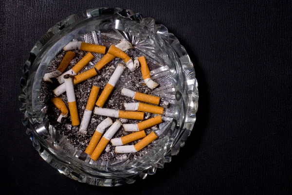 Ashtray full av cigarettfimpar — Stockfoto