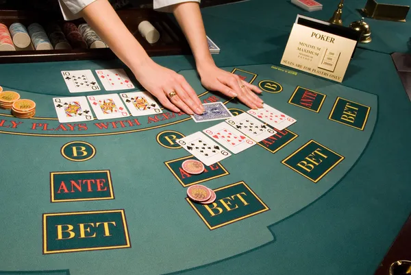 Cartões de manipulação de crupiês na mesa de poker — Fotografia de Stock