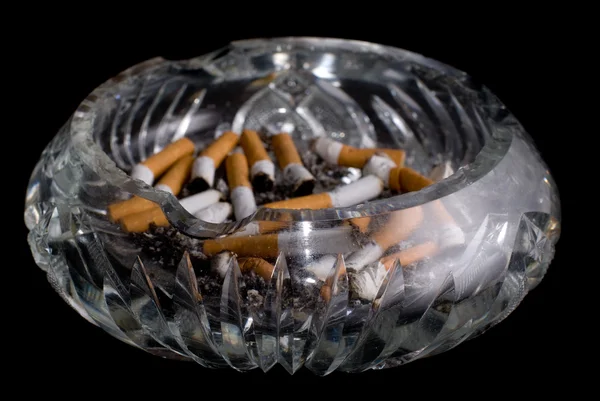 Asbak vol met sigarettenpeuken — Stockfoto